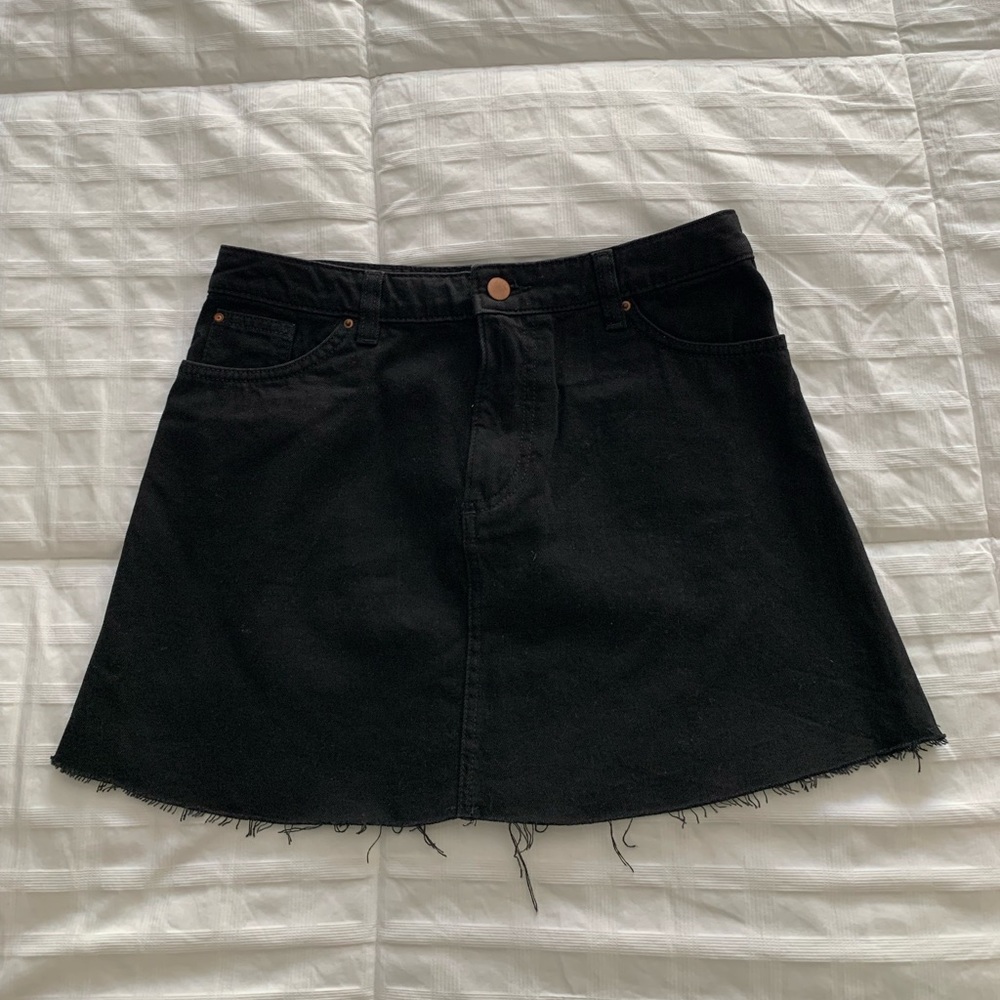H&M black denim skirt. Size 6.